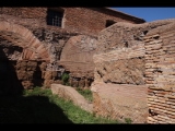 04365 ostia - regio i - insula viii - botteghe (i,viii,10) - raum 4 - ostseite - 09-2022.jpg